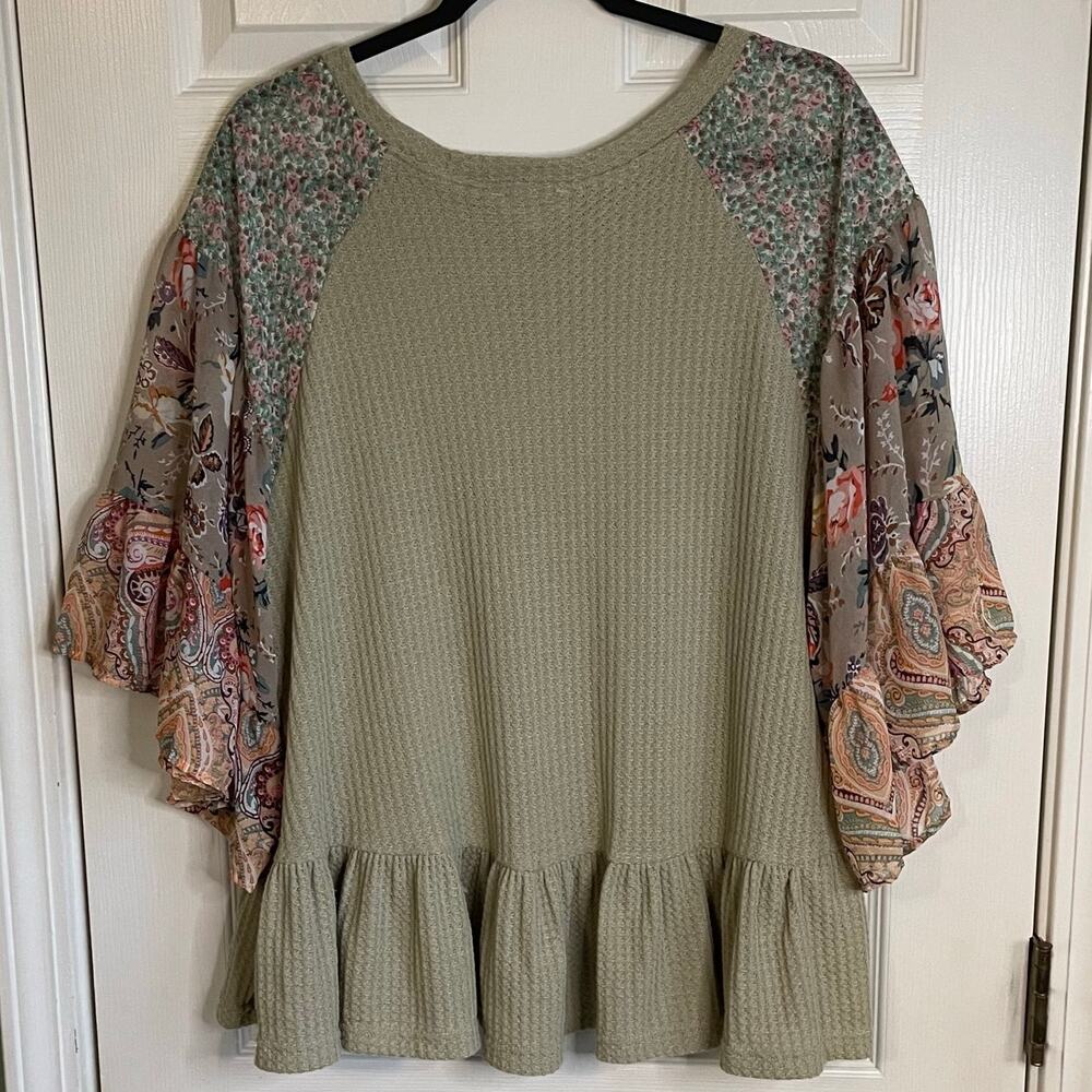 Umgee Waffle Knit Blouse Top Peplum Ruffle Floral Bell Sleeves Sz M Shabby Chic - Picture 2 of 9